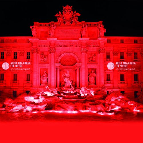 La Fontana di Trevi, a Roma, illuminata di rosso nel 2016 (Foto: «Aiuto alla Chiesa che Soffre (ACN)»)