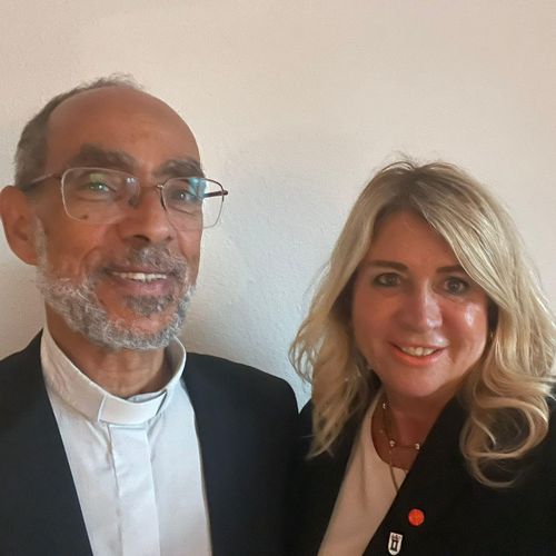 5. Il sacerdote copto cattolico Kamil Samaan e Lucia Wicki-Rensch , responsabile della Svizzera italiana di Aiuto alla Chiesa che Soffre (ACN)