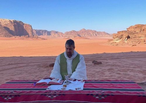 Il sacerdote gesuita Marc-Stephan Giese SJ durante un ritiro nel deserto del Wadi Rum, in Giordania. (Foto: «Aiuto alla Chiesa che Soffre (ACN)»)
