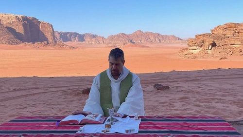 Il sacerdote gesuita Marc-Stephan Giese SJ durante un ritiro nel deserto del Wadi Rum, in Giordania. (Foto: «Aiuto alla Chiesa che Soffre (ACN)»)