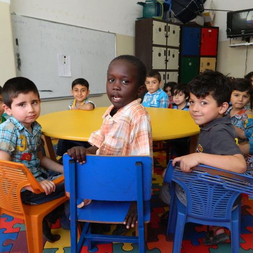 4) I bambini vengono istruiti dal Servizio dei Gesuiti per i Rifugiati ad Amman, in Giordania. (Foto: «Aiuto alla Chiesa che Soffre (ACN)»)